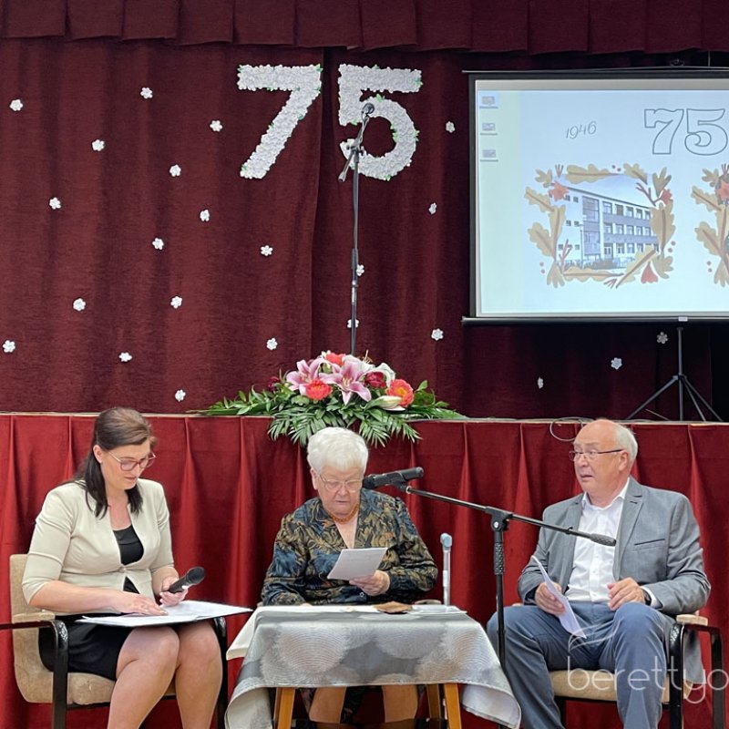 75 éves az Arany János Gimnázium 54